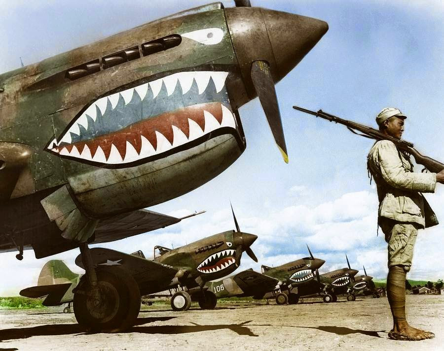 Một người lính Trung Quốc đứng canh gác trước một hàng máy bay Curtiss P-40 'Warhawks' của lực lượng Mỹ tham chiến ở Trung Quốc, tháng 7/1942. Ảnh: Vintag.