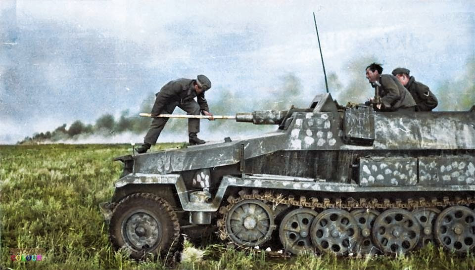 Lính Đức bảo dưỡng nòng pháo của xe tăng Sd.Kfz. 251/9 - Schützenpanzerwagen trên mặt trận phía Đông, Liên Xô mùa hè năm 1942. Ảnh: Vintag.