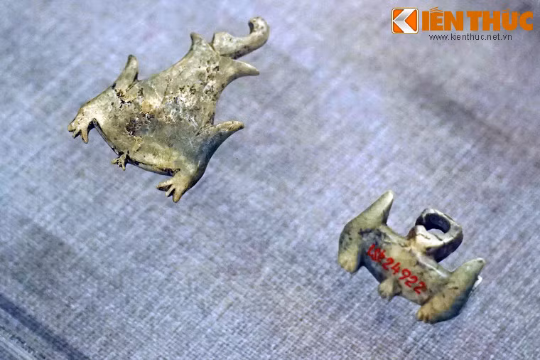 Một số mẫu khuyên tai làm bằng xương. Những loại hình đồ trang sức cơ bản của văn hóa Đồng Nai được sản xuất tại chỗ bằng các chất liệu gốm, xương, sừng động vật.