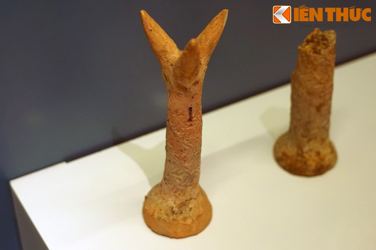 Chạc bằng đất nung của văn hóa Đồng Nai. Hàng nghìn di vật được tìm thấy với các chất liệu khác nhau như đồ đá, đồ gốm và đồ đồng cho thấy nền văn hóa này hình thành và phát triển từ văn hóa bản địa ở Nam Bộ với bản sắc riêng, độc đáo.