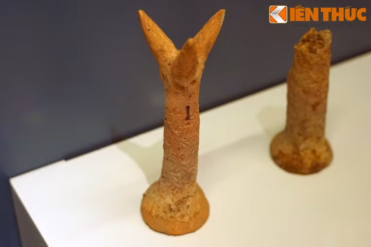 Chạc bằng đất nung của văn hóa Đồng Nai. Hàng nghìn di vật được tìm thấy với các chất liệu khác nhau như đồ đá, đồ gốm và đồ đồng cho thấy nền văn hóa này hình thành và phát triển từ văn hóa bản địa ở Nam Bộ với bản sắc riêng, độc đáo.