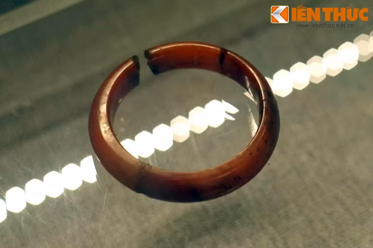 Vòng tay làm bằng đá ngọc của văn hóa Đồng Nai. Cư dân nền văn hóa này làm nông nghiệp kết hợp với săn bắt, hái lượm và phát triển các nghề thủ công. Bên cạnh đó, họ còn buôn bán giao thương với các vùng văn hóa khác như Sa Huỳnh, khu vực Đông Nam Á và đặc biệt là Ấn Độ.