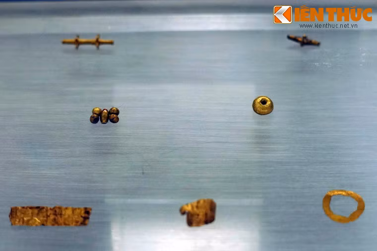 Các loại đồ trang sức bằng vàng. Đáng chú ý nhất trong bộ sưu tập trang sức của văn hóa Đồng Nai là những món đồ trang sức làm bằng vàng, đá quý, có được thông qua trao đổi, buôn bán với các nền văn hóa khác trong khu vực.