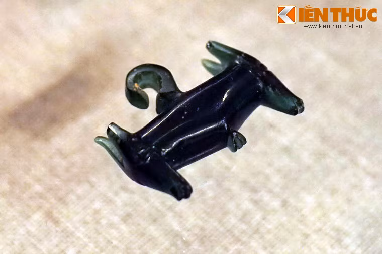 Khuyên tai hình hai đầu thú làm bằng thủy tinh của văn hóa Đồng Nai. Đồ trang sức là loại hình cổ vật đặc sắc của văn hóa Đồng Nai, được phát hiện với số lượng lớn, rất phong phú và đa dạng gồm hạt chuỗi, vòng tay, khuyên tai...