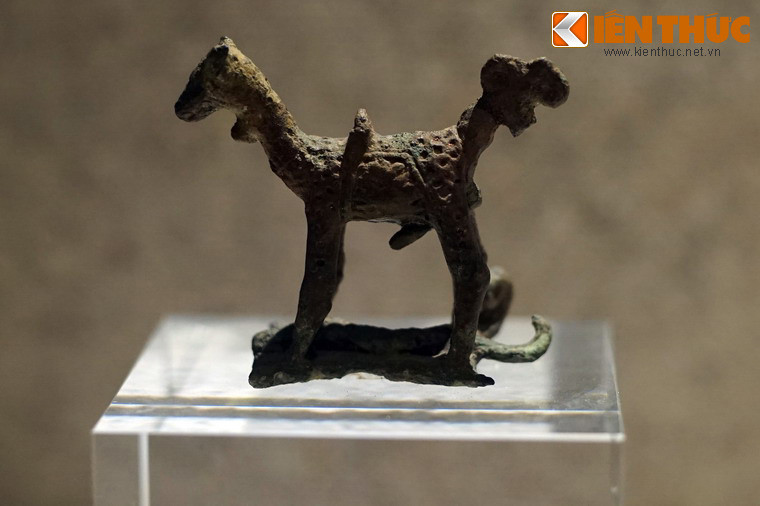 Bảo vật quốc gia - tượng động vật bằng đồng của văn hóa Đồng Nai, khai quật tại Dốc Chùa, Tân Uyên, Bình Dương. Văn hóa Đồng Nai là một nền văn hóa cổ đại hình thành cách ngày nay khoảng 4.000 năm ở vùng Đông Nam Bộ, ven các sông Đồng Nai, sông Sài Gòn và sông Vàm Cỏ.