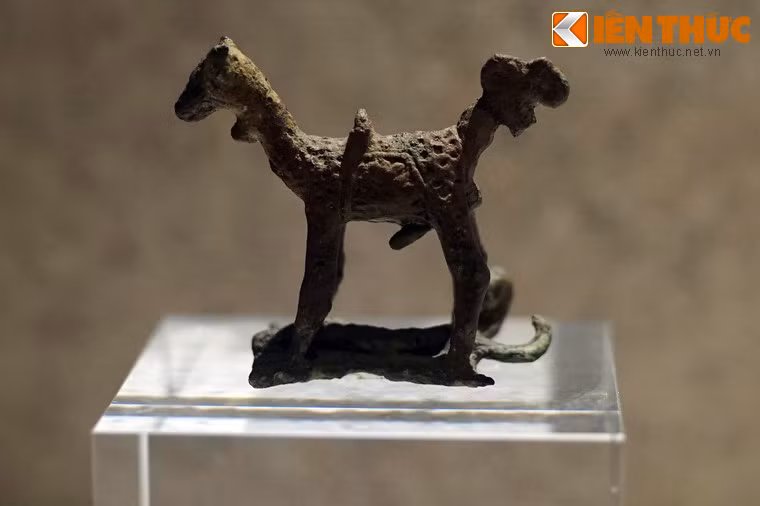 Bảo vật quốc gia - tượng động vật bằng đồng của văn hóa Đồng Nai, khai quật tại Dốc Chùa, Tân Uyên, Bình Dương. Văn hóa Đồng Nai là một nền văn hóa cổ đại hình thành cách ngày nay khoảng 4.000 năm ở vùng Đông Nam Bộ, ven các sông Đồng Nai, sông Sài Gòn và sông Vàm Cỏ.