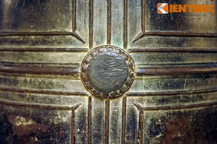 Chuông có 6 núm gõ, xung quanh mỗi núm có 16 núm tròn nhỏ tạo thành hình bông cúc.