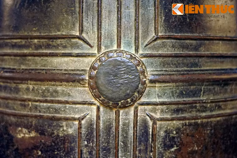 Chuông có 6 núm gõ, xung quanh mỗi núm có 16 núm tròn nhỏ tạo thành hình bông cúc.