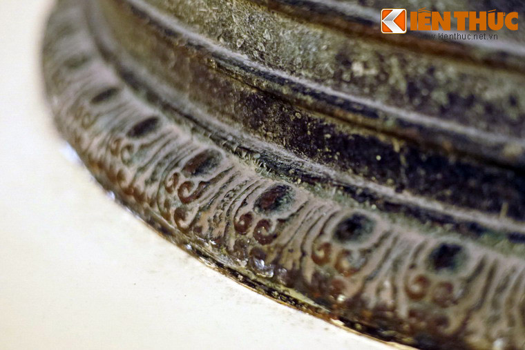 Phần vành miệng trang trí 52 cánh sen.