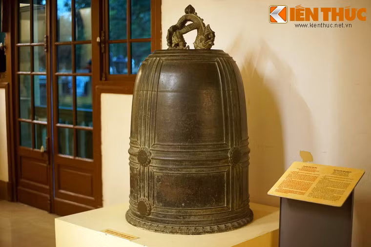 Tương truyền, trong thời kỳ đầu tiên, chuông được treo tại chùa Vân Bản (Đồ Sơn – Hải Phòng). Sau nhiều thăng trầm lịch sử, chùa Vân Bản bị đổ nát, chuông lăn xuống biển. Ít lâu sau, dân chúng hò nhau trục vớt được quả chuông ở bến đò Họng, rồi rước về chùa Nam gần đó.