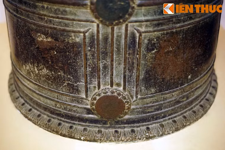 Vài trăm năm sau, do một trận bão lớn, chùa bị đổ sập, chuông lại bị lăn xuống biển ở chân núi Tháp. Đến thời Lê, chùa Vân Bản được dân chúng dựng lại ở ven núi. Người dân Đồ Sơn lại tìm được quả chuông, đem về treo ở chùa.