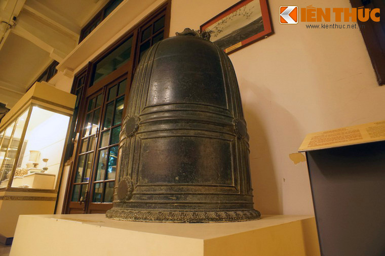 Quả chuông cổ này có kích thước to lớn, cao 125cm, đường kính miệng 80cm.