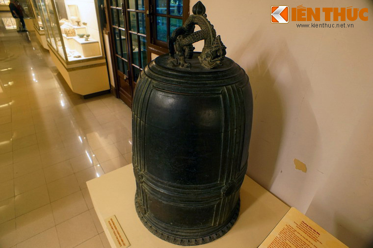 Thân chuông có nhiều đường gân ngang dọc tạo thành 8 ô, 4 ô trên hình thang đứng, 4 ô dưới hình chữ nhật.