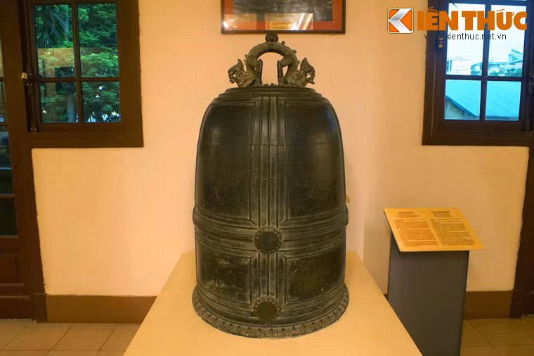 Được tìm thấy năm 1958 tại vùng biển Đồ Sơn, Hải Phòng, chuông Vân Bản là một quả chuông cổ có số phận lịch sử rất đặc biệt. Hiện vật này đang được lưu giữ tại Bảo tàng Lịch sử Quốc gia Việt Nam,