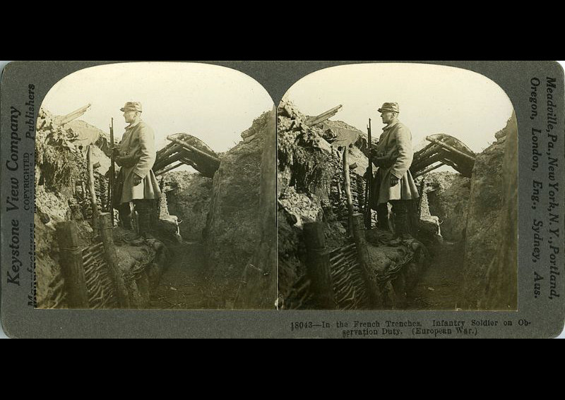 Người lính Pháp quan sát trận địa từ chiến hào. Ảnh: Library of Virginia.