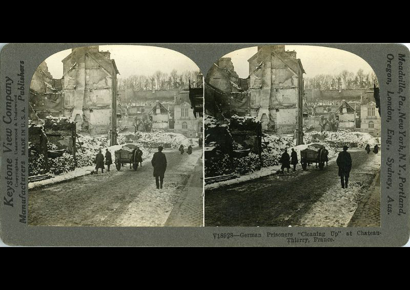 Các tù nhân Đức dọn dẹp đống đổ nát tại Chateau-Thierry, Pháp. Ảnh: Library of Virginia.