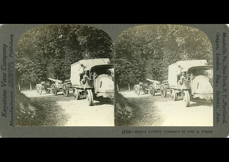 Pháo được kéo bằng xe tải ở chiến trường Pháp. Ảnh: Library of Virginia.