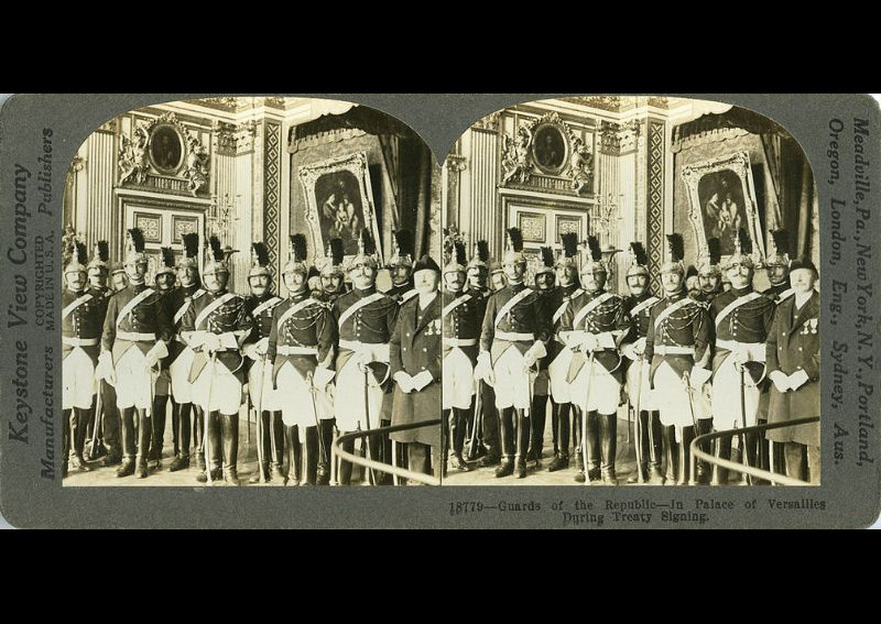 Cảnh binh Pháp trong điện Versailles ở Paris khi Hòa ước Versailles - hòa ước chính thức chấm dứt Thế chiến I - được ký kết giữa Đức với các nước thắng trận. Ảnh: Library of Virginia.