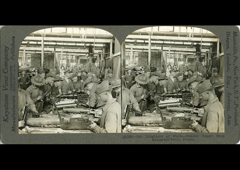 Trong xưởng quân giới ở Mehun-sur-Yevre, Pháp. Ảnh: Library of Virginia.