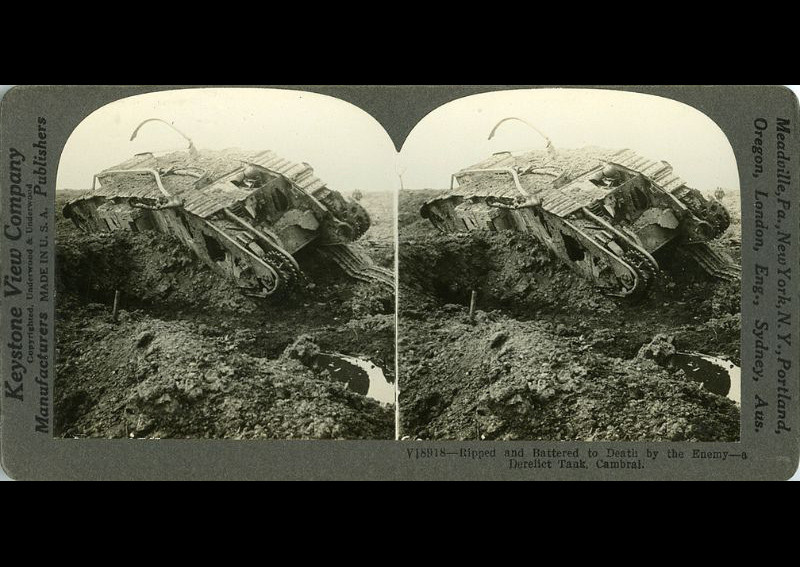 Xác một chiếc xe tăng ở Cambrai, Pháp. Ảnh: Library of Virginia.