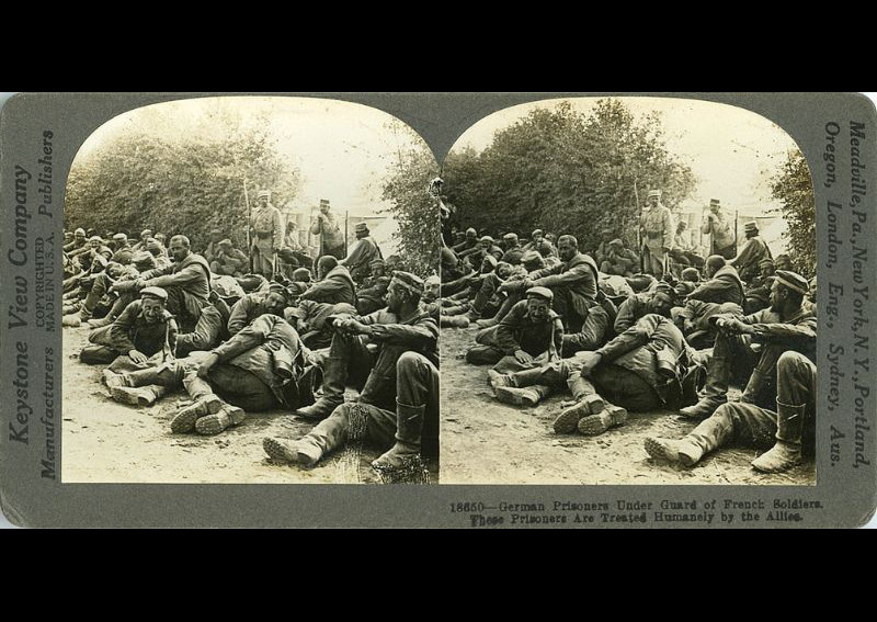 Binh sĩ Pháp canh giữ các tù binh Đức. Ảnh: Library of Virginia.