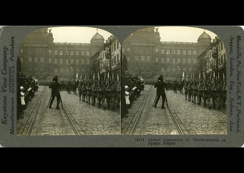 Binh đoàn Lê dương diễu hành trên đường phố Prague, Tiệp Khắc sau khi thành phố được giải phóng. Ảnh: Library of Virginia.