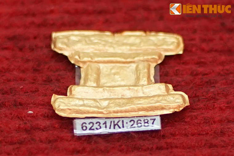 Hình ảnh một bệ thờ được tái hiện trên chất liệu vàng.