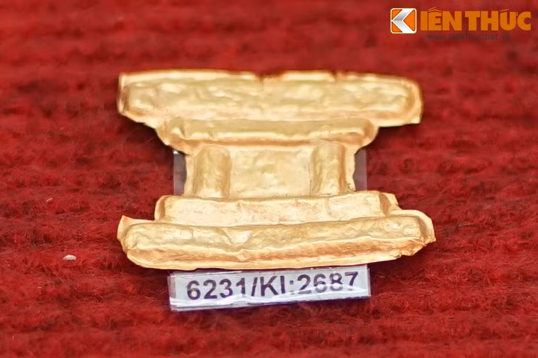 Hình ảnh một bệ thờ được tái hiện trên chất liệu vàng.