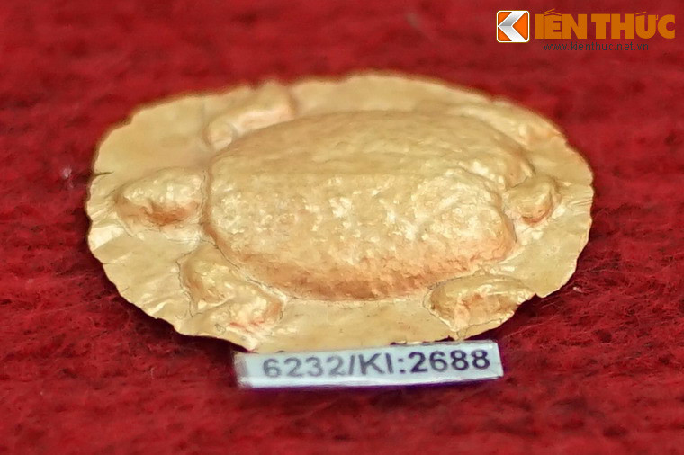 Hình rùa bằng vàng chế tác bằng kỹ thuật dập nổi, phát hiện tại gò 1A, niên đại khoảng thế kỷ 8-10. Qua 8 lần khai quật di tích Cát Tiên từ năm 1994-2006, các nhà khoa học đã thu thập được trên 1.000 hiện vật, tiêu biểu nhất đó là bộ sưu tập hàng trăm hiện vật bằng vàng, bạc, đá quý.