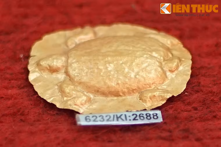 Hình rùa bằng vàng chế tác bằng kỹ thuật dập nổi, phát hiện tại gò 1A, niên đại khoảng thế kỷ 8-10. Qua 8 lần khai quật di tích Cát Tiên từ năm 1994-2006, các nhà khoa học đã thu thập được trên 1.000 hiện vật, tiêu biểu nhất đó là bộ sưu tập hàng trăm hiện vật bằng vàng, bạc, đá quý.