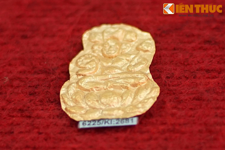 Rất nhiều hiện vật bằng vàng tìm thấy ở di tích Cát Tiên thể hiện các hình ảnh mang tính chất Hindu giáo như các vị thần (Brahma, Uma, Siva…), các tu sĩ.