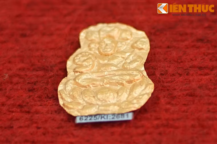 Rất nhiều hiện vật bằng vàng tìm thấy ở di tích Cát Tiên thể hiện các hình ảnh mang tính chất Hindu giáo như các vị thần (Brahma, Uma, Siva…), các tu sĩ.