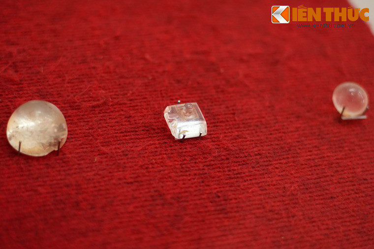 Một số hiện vật bằng đá thạch anh phát hiện tại gò 1A, niên đại thế kỷ 8-10. (Hình ảnh trong bài được thực hiện tại Bảo tàng Lâm Đồng).