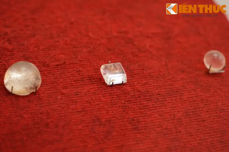 Một số hiện vật bằng đá thạch anh phát hiện tại gò 1A, niên đại thế kỷ 8-10. (Hình ảnh trong bài được thực hiện tại Bảo tàng Lâm Đồng).