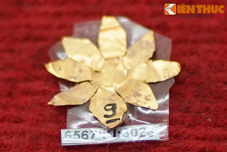 Một dạng hiện vật bằng vàng phổ biến khác là những là mảnh vàng dát mỏng cắt hình bông hoa. Trong ảnh là một bông hoa bằng vàng phát hiện tại mộ chum khu di tích Cát Tiên.