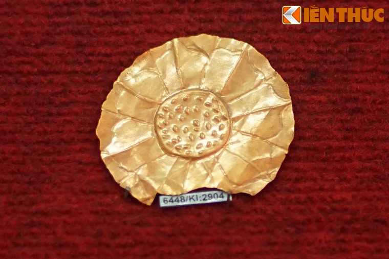 Một hiện vật bằng vàng được chế tác bằng kỹ thuật khắc miết, phát hiện tại gò 2A di tích Cát Tiên, niên đại thế kỷ 8-10