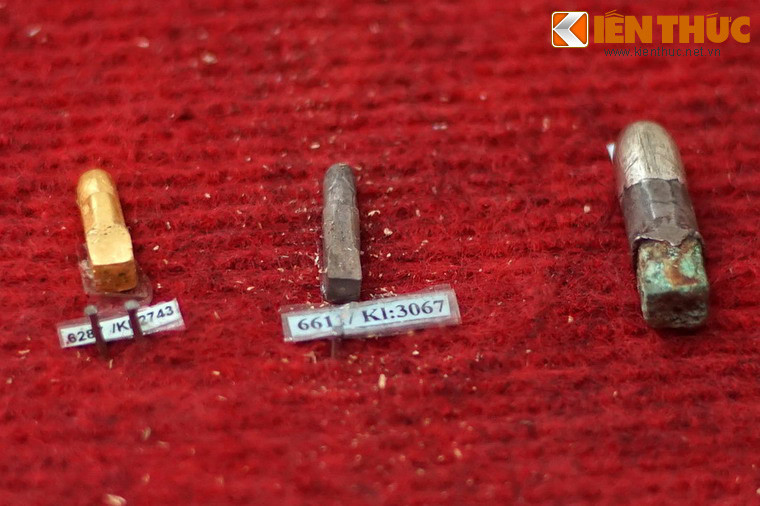 Dạng hiện vật đặc biệt nhất ở di tích Cát Tiên là những Linga - Yoni bằng vàng, bạc, đồng, thạch anh rất phong phú và sinh động, trong đó có một Linga bằng vàng được xác định là nhỏ nhất Việt Nam. Trong ảnh là các Linga bằng vàng và bạc phát hiện tại gò 1A, 6B, niên đại thế kỷ 8- 10.