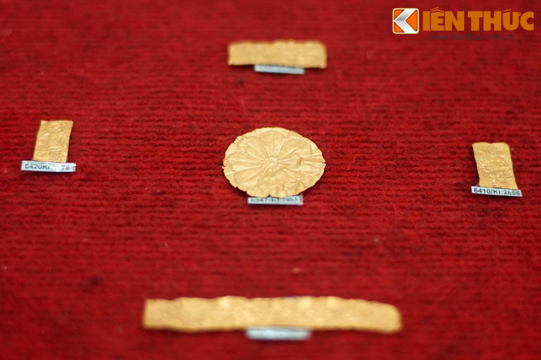 Một số hiện vật bằng vàng được chế tác bằng kỹ thuật khắc miết, phát hiện tại gò 2A, 2B, di tích Cát Tiên, niên đại khoảng thế kỷ 7-8. Thánh địa Cát Tiên hình thành vào khoảng thế kỷ 4-8, thuộc về một nền văn hóa mà cho đến nay chủ nhân vẫn chưa được xác định rõ ràng