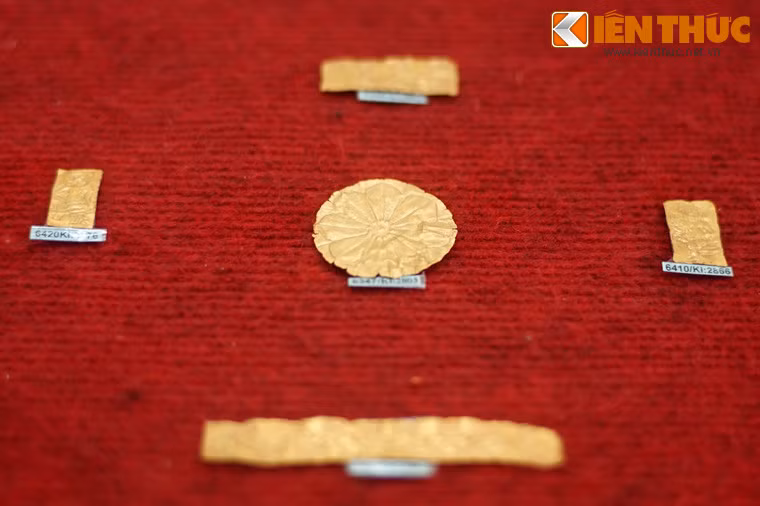 Một số hiện vật bằng vàng được chế tác bằng kỹ thuật khắc miết, phát hiện tại gò 2A, 2B, di tích Cát Tiên, niên đại khoảng thế kỷ 7-8. Thánh địa Cát Tiên hình thành vào khoảng thế kỷ 4-8, thuộc về một nền văn hóa mà cho đến nay chủ nhân vẫn chưa được xác định rõ ràng