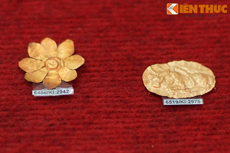 Hiện vật bằng vàng hình hoa và bò thần, phát hiện tại gò Ga, khu di tích Cát Tiên, niên đại thế kỷ 8-10.