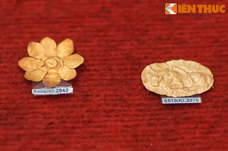 Hiện vật bằng vàng hình hoa và bò thần, phát hiện tại gò Ga, khu di tích Cát Tiên, niên đại thế kỷ 8-10.