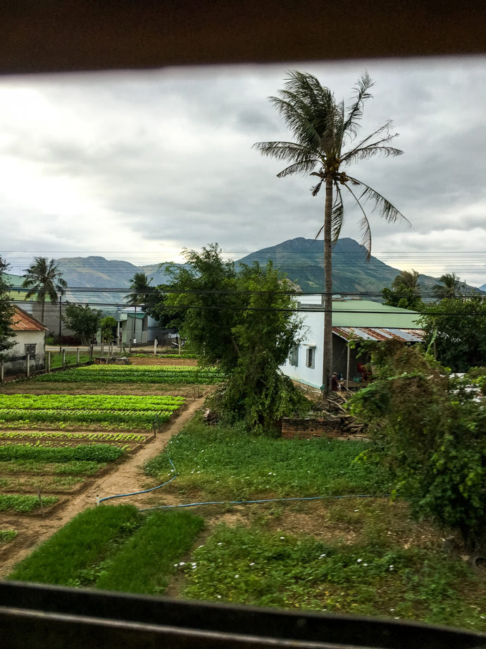 "Nếu bạn đã thực hiện chuyến du lịch bằng tàu hỏa ở châu Âu, đừng mong đợi tàu hỏa Việt Nam sẽ tương tự hoặc tốt hơn, vì sự thật là chất lượng của nó chỉ trên mức cơ bản một chút. Nhưng về tổng thể, du lịch Việt Nam bằng tàu hỏa là một trải nghiệm khó quên và tôi đã khám phá thêm nhiều điều về đất nước này qua các chuyến tàu". Ảnh: Almost Landing.