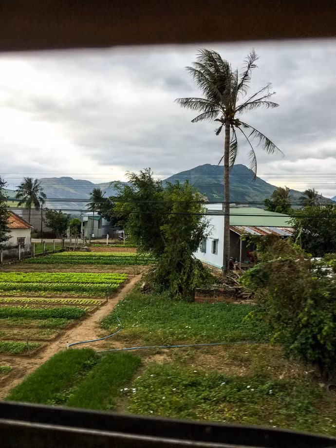 "Nếu bạn đã thực hiện chuyến du lịch bằng tàu hỏa ở châu Âu, đừng mong đợi tàu hỏa Việt Nam sẽ tương tự hoặc tốt hơn, vì sự thật là chất lượng của nó chỉ trên mức cơ bản một chút. Nhưng về tổng thể, du lịch Việt Nam bằng tàu hỏa là một trải nghiệm khó quên và tôi đã khám phá thêm nhiều điều về đất nước này qua các chuyến tàu". Ảnh: Almost Landing.
