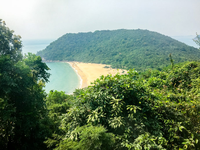 "Chuyến tàu tiếp theo của chúng tôi là từ Đà Nẵng đến Huế. Chúng tôi ngồi ghế mềm, nhưng toa tàu cũ hơn nhiều nên không dễ chịu như trải nghiệm ghế mềm đầu tiên. Điều này là một phần của cuộc hành trình, nhưng chúng tôi cũng đã được ngắm những cảnh quan tuyệt đẹp trên đèo Hải Vân". Ảnh: Almost Landing.