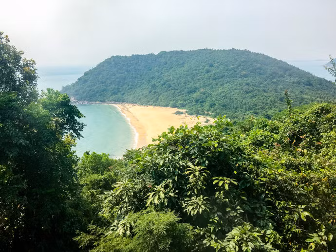 "Chuyến tàu tiếp theo của chúng tôi là từ Đà Nẵng đến Huế. Chúng tôi ngồi ghế mềm, nhưng toa tàu cũ hơn nhiều nên không dễ chịu như trải nghiệm ghế mềm đầu tiên. Điều này là một phần của cuộc hành trình, nhưng chúng tôi cũng đã được ngắm những cảnh quan tuyệt đẹp trên đèo Hải Vân". Ảnh: Almost Landing.