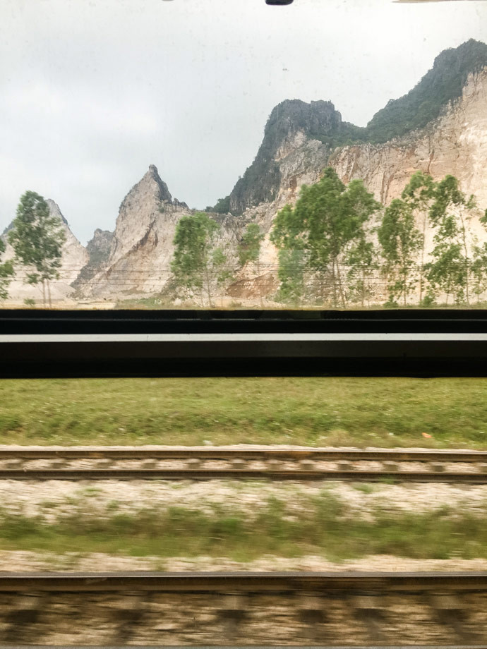 "Từ Ninh Bình đến Hà Nội không phải là một chuyến đi dài nên chúng tôi chọn ghế mềm và đủ thoải mái. Thật thú vị khi đến Hà Nội và nhìn thấy các tòa nhà rất gần với tuyến xe lửa". Ảnh: Almost Landing.