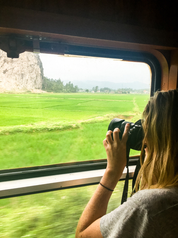 "Từ Huế đến Ninh Bình, chúng tôi đi tàu đêm trong một cabin 4 giường mềm. Tôi đã không ngủ được nhiều vì chuyến tàu vẫn dừng lại suốt đêm. Khá ồn ào, nhưng nhìn chung là thoải mái. Khi thức dậy, cả cabin chỉ còn chúng tôi và thật tuyệt khi ngồi và ngắm phong cảnh". Ảnh: Almost Landing.