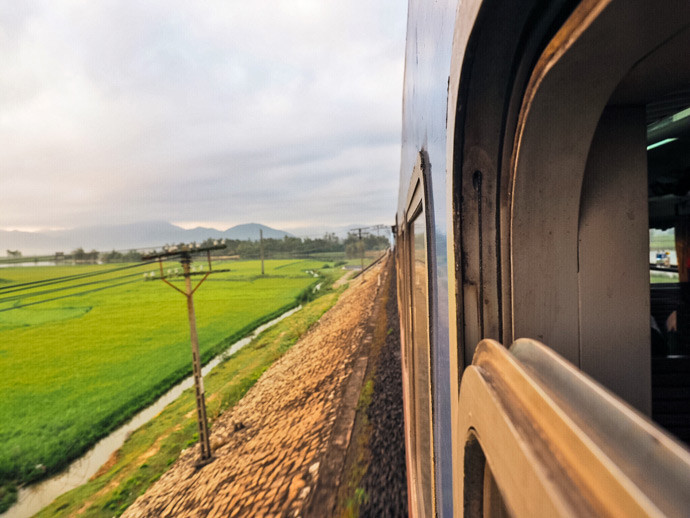 "Nếu bạn quyết định đi du lịch Việt Nam bằng tàu hỏa, hãy nhớ đặt vé sớm và chọn xe lửa SE1-4 vì những chuyến tàu này dường như là tốt nhất. Nên chọn ghế mềm hoặc giường mềm tùy thuộc vào thời gian bạn sẽ ở trên tàu". Ảnh: Almost Landing.
