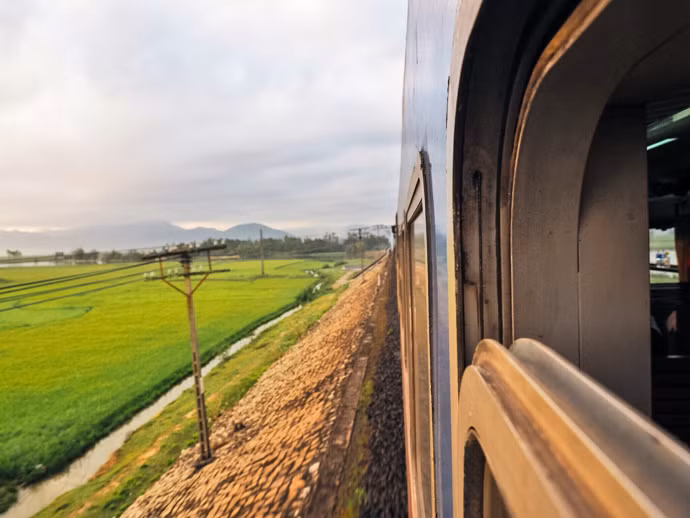 "Nếu bạn quyết định đi du lịch Việt Nam bằng tàu hỏa, hãy nhớ đặt vé sớm và chọn xe lửa SE1-4 vì những chuyến tàu này dường như là tốt nhất. Nên chọn ghế mềm hoặc giường mềm tùy thuộc vào thời gian bạn sẽ ở trên tàu". Ảnh: Almost Landing.