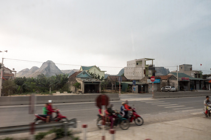 "Trong một lần trở về Việt Nam, chúng tôi đi tàu đêm từ Đà Nẵng đến Hà Nội, lần này trên chuyến tàu SE4, nhanh hơn một chút và có ít điểm dừng hơn. Trên chuyến tàu này, chúng tôi đã ở trong 4 cabin giường mềm khá thoải mái, và được ngắm một số cảnh quan tuyệt vời". Ảnh: Almost Landing.